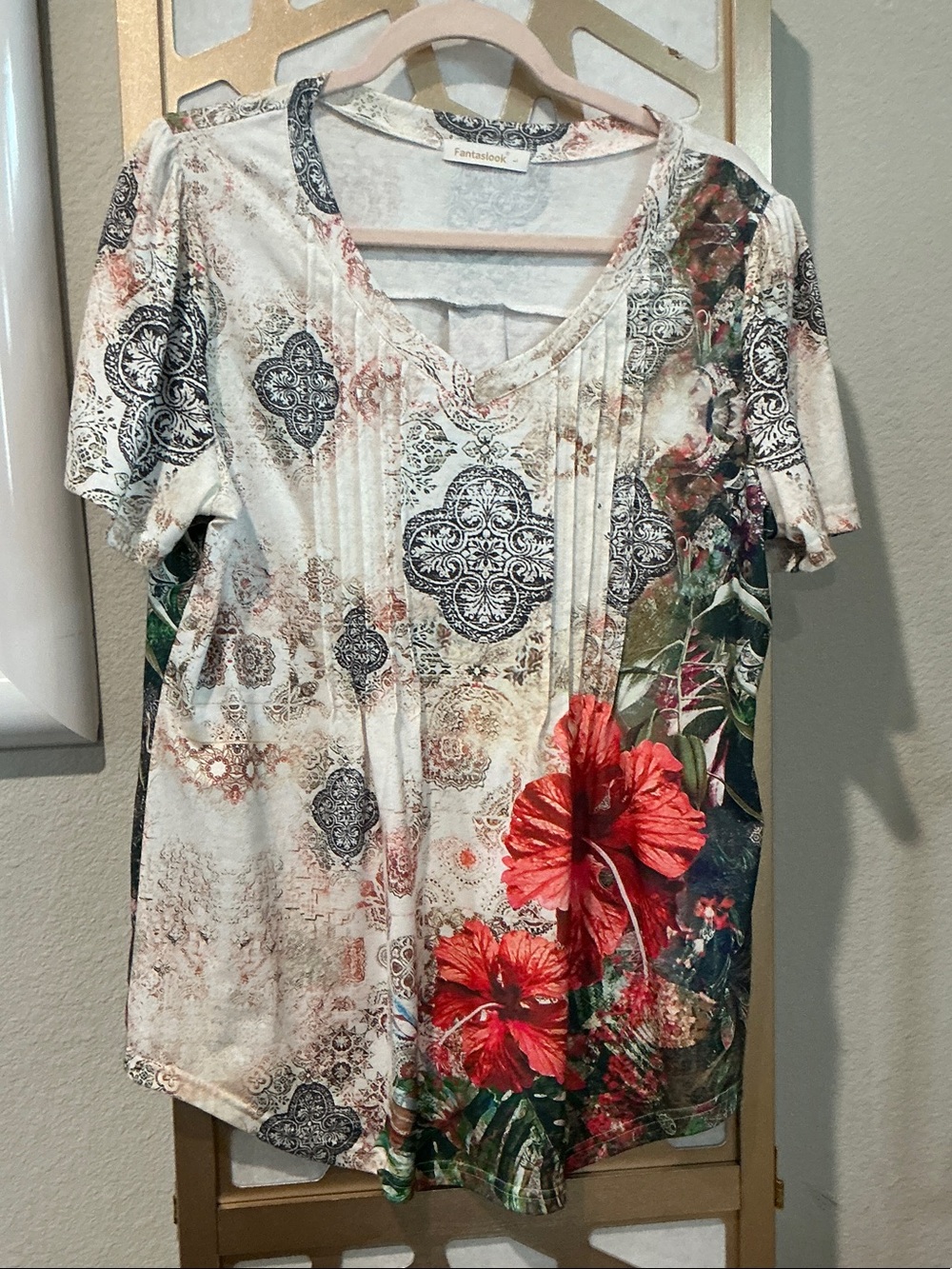 Fantastik Floral V-Neck Short Sleeve Top in White with Red Floral Accents